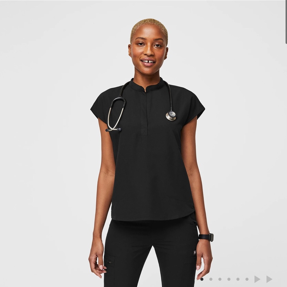 EUC Figs Rafaela Oversized Scrub Top in black-- Size Small